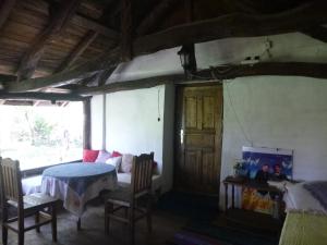 KŭrpachevoTanya's House的配有一张床和一张桌子及椅子的房间