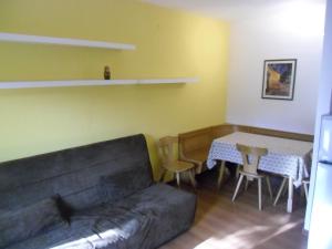 加尔达湖滨Garda Blu Apartment的客厅配有沙发和桌子