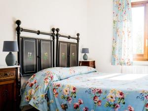 ArpinoHotel Albergo Ristorante Il Ciclope的一间卧室配有一张带花卉床罩的床