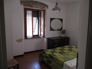 阿祖罗港Casa Porto Azzurro的一间卧室配有一张床、镜子和窗户