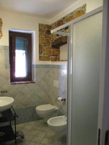 阿祖罗港Casa Porto Azzurro的一间带卫生间和水槽的浴室