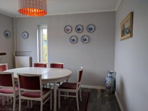 哥本哈根哥本哈根别墅旅馆的一间墙上配有桌椅和盘子的用餐室