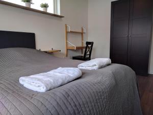 哥本哈根哥本哈根别墅旅馆的一间卧室配有一张带两个枕头的床