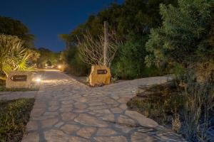 图利亚拉阿尔贝齐德拉塔布勒酒店的夜晚有灯光的石头路径