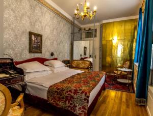 布拉索夫维拉凯塔琳娜酒店的一间卧室配有一张床和一张书桌,另一间卧室配有一张桌子。