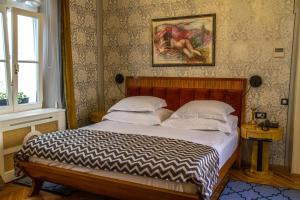 布拉索夫维拉凯塔琳娜酒店的卧室配有一张床,墙上挂有绘画作品