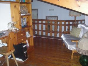索伦托拉科博雷诺住宿加早餐旅馆的客厅配有桌子和椅子