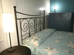 诺瓦拉戈雷皮公寓的一间卧室配有床、梳妆台和台灯。