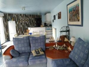 滨海科勒维尔乐克洛斯戴品度假屋酒店的客厅配有沙发和桌子