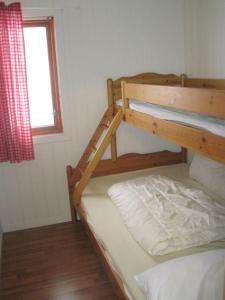 Skare赛尔伊斯塔德小屋酒店的一间卧室设有两张双层床和一扇窗户。