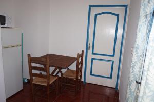 圣勒Le Bleuet的厨房配有桌子和蓝色的门