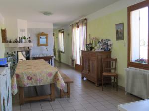 吉尔维斯Le Champ du Pré的一间带桌子的客厅和一间厨房