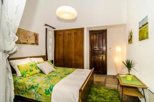 撒尼海滩Beautiful Holiday Villa in Sani的一间小卧室,配有一张床和一张桌子