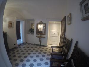 多马索Villa Annamaria B&B的走廊上设有楼梯,房间设有地板