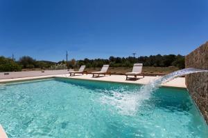 圣若法尔萨克鲁霍尔特皮勒度假屋的一个带喷泉的游泳池