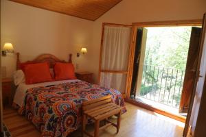 San JusteCasa Santafe的一间卧室配有一张带长凳和窗户的床。