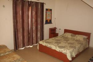 埃拉特Pura Vida Eilat的一间卧室配有床和带窗帘的窗户