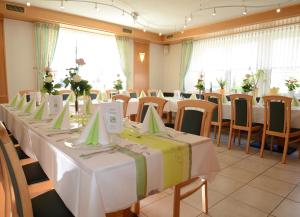 福恩施特劳斯祖尔帕斯特酒店的一间会议室,里面配有桌椅和鲜花