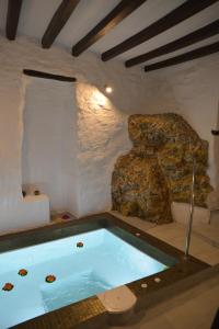 埃尔莫波利斯Fimaira 2的岩石间里的热水浴缸