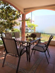 克拉默特Keramoti Villa Magnolia的海景露台配有桌椅