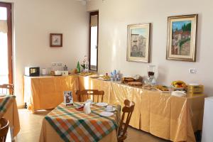 巴斯蒂亚乌姆布拉勒斯塔吉奥尼住宿加早餐旅馆的一间房间,设有两张桌子,上面有食物