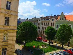 奥洛穆茨Apartment Olomouc Centre的享有城市街道和建筑的景色