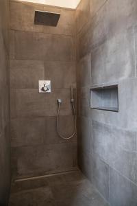 吕德斯海姆Guesthouse Altes Rathaus的一间带软管淋浴的浴室