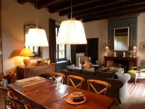 萨尔拉拉卡内达L Elegant Medieval的客厅配有桌子和沙发