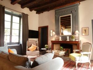 萨尔拉拉卡内达L Elegant Medieval的带沙发和壁炉的客厅