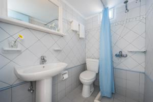 卡特瑞杜斯奥林匹亚酒店 的白色的浴室设有水槽和卫生间。