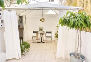 斯卡拉Ilios的花草庭院的白色遮阳伞