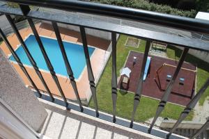 比韦罗Viveiro的阳台享有游泳池的景致。