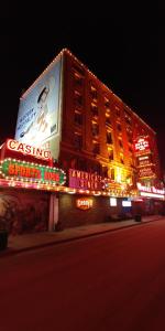伊利Hotel Nevada & Gambling Hall的建筑的侧面有 ⁇ 虹灯标志