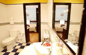 努埃瓦德兰斯Hotel Casa de Indianos Don Tomás的浴室设有卫生间、水槽和镜子。