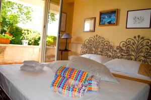 格拉维纳迪卡塔尼亚Casa Magnolia的一张带两个枕头的白色床和窗户