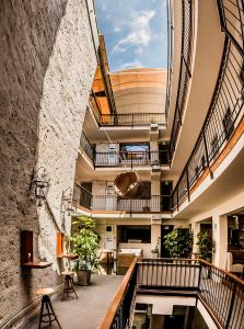 阿雷基帕帕拉精品酒店的一座古老的建筑,在大堂设有螺旋楼梯