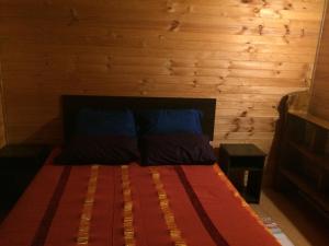 拉恩塞纳达Turismo Montaña的木墙客房的一张床位