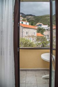 佩特罗瓦纳莫鲁Apartmani Ksenija的浴室设有窗户,享有城市美景。
