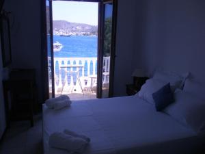 斯科拉Captain's House Hotel的一间卧室设有一张床,享有海景