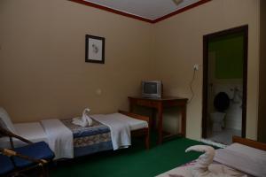 尼泊尔小屋旅馆客房内的一张或多张床位