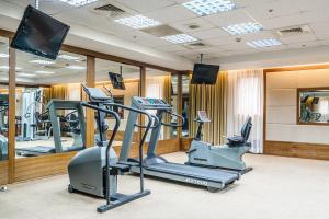 中坜福容大饭店 - 中坜的健身房设有跑步机和椭圆机