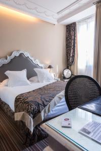 多维尔81号别墅酒店的酒店客房设有一张床铺和一张玻璃桌
