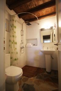 提诺斯K Homes-Family Stone Suite的一间带卫生间和水槽的浴室