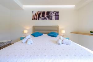 默克斯卡Villa Lu sea view-gym-sauna-hot tub,pool的卧室配有带蓝色枕头的大型白色床