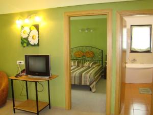 普雷代亚尔扎达酒店的客房设有带一张床和镜子的卧室