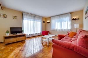 帕拉福尔斯Vivalidays Casa Genis的客厅配有红色沙发和电视