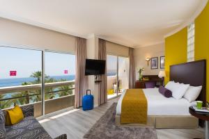 埃拉特埃拉特莱昂纳多广场酒店 的酒店客房设有一张床,享有海景。