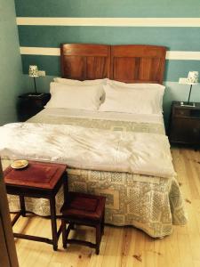 斯库科拉－马西卡纳Bed & Breakfast Le Piagge的一间卧室配有一张大床和木制床头板