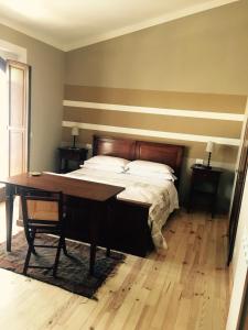 斯库科拉－马西卡纳Bed & Breakfast Le Piagge的一间卧室配有一张床和一张木桌