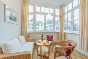 奥斯赛拜-塞林塞林杜恩豪斯公寓的客厅配有沙发和桌子